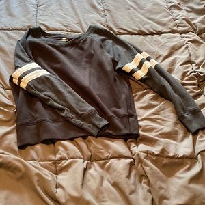 V Neck Sweatshirt: M